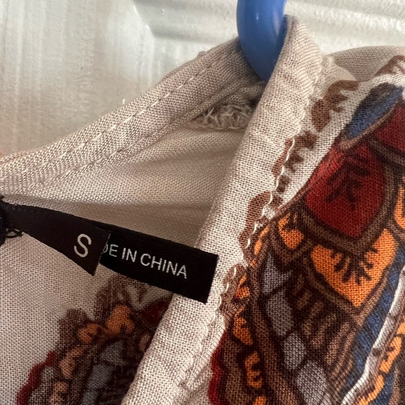 Size small bohemian style romper, waist area has elastic stretch - Picture 5 of 6